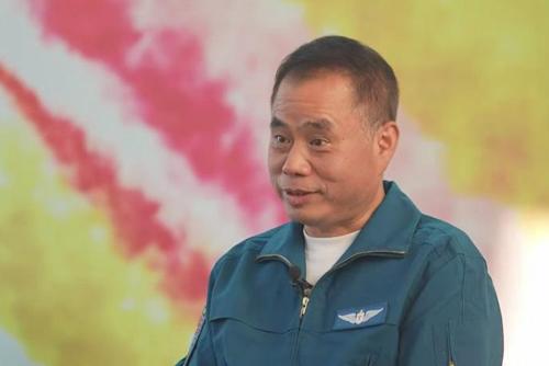 殲-15首飛前夜，他們?yōu)楹我?qǐng)?jiān)囷w員吃飯？