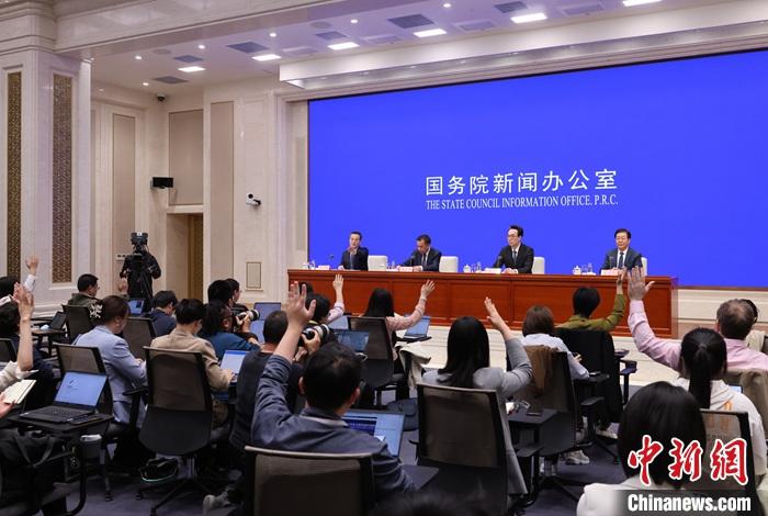 4月17日，中國(guó)國(guó)務(wù)院新聞辦公室在北京舉行新聞發(fā)布會(huì)，國(guó)家發(fā)展改革委副主任劉蘇社，副秘書(shū)長(zhǎng)、國(guó)民經(jīng)濟(jì)綜合司司長(zhǎng)袁達(dá)，政策研究室主任金賢東解讀宏觀經(jīng)濟(jì)形勢(shì)和政策，并答記者問(wèn)。 <a target='_blank' href='/'>中新社</a>記者 楊可佳 攝