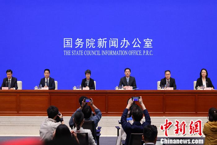 4月19日，中國(guó)國(guó)務(wù)院新聞辦公室在北京舉行新聞發(fā)布會(huì)，商務(wù)部副部長(zhǎng)郭婷婷、商務(wù)部綜合司司長(zhǎng)楊濤、市場(chǎng)運(yùn)行和消費(fèi)促進(jìn)司司長(zhǎng)徐興鋒、對(duì)外貿(mào)易司司長(zhǎng)李興乾、外國(guó)投資管理司負(fù)責(zé)人吉小楓介紹2024年一季度商務(wù)運(yùn)行及工作情況，并答記者問(wèn)。 <a target='_blank' href='/'>中新社</a>記者 楊可佳 攝 