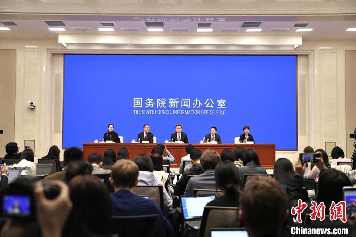 10月12日，中國國務(wù)院新聞辦公室在北京舉行新聞發(fā)布會，財政部部長藍(lán)佛安、財政部副部長廖岷、財政部副部長王東偉、財政部副部長郭婷婷介紹“加大財政政策逆周期調(diào)節(jié)力度、推動經(jīng)濟(jì)高質(zhì)量發(fā)展”有關(guān)情況，并答記者問。 <a target='_blank' href='/'>中新社</a>記者 王紫儒 攝
