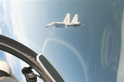 云端對(duì)決練攻防 海軍航空大學(xué)某團(tuán)緊貼實(shí)戰(zhàn)開展空中對(duì)抗訓(xùn)練