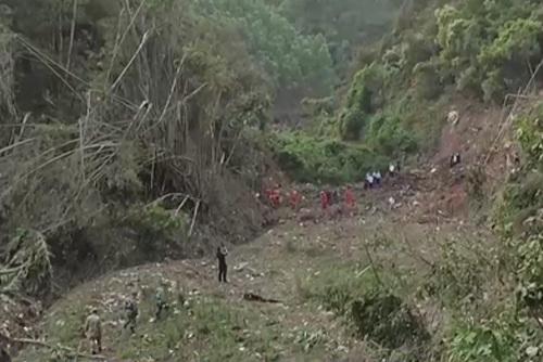 救援組對客機(jī)墜毀地點(diǎn)搜救