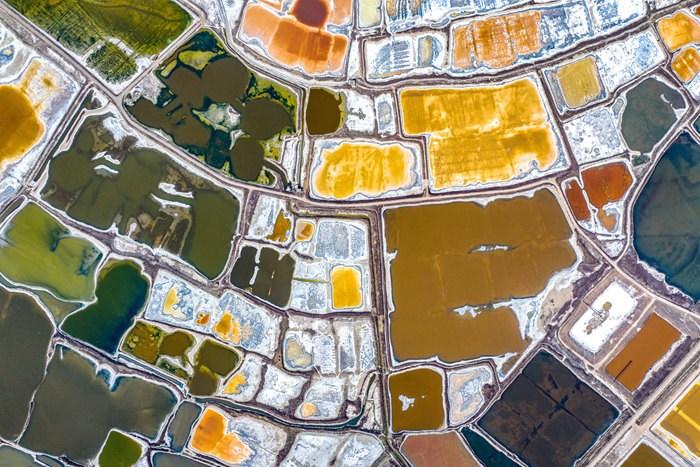 山西運(yùn)城春季鹽湖色彩斑斕 宛如大地調(diào)色盤(pán)