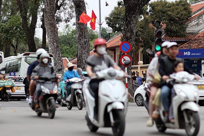 越南河內(nèi)街頭中越兩國國旗飄揚(yáng)