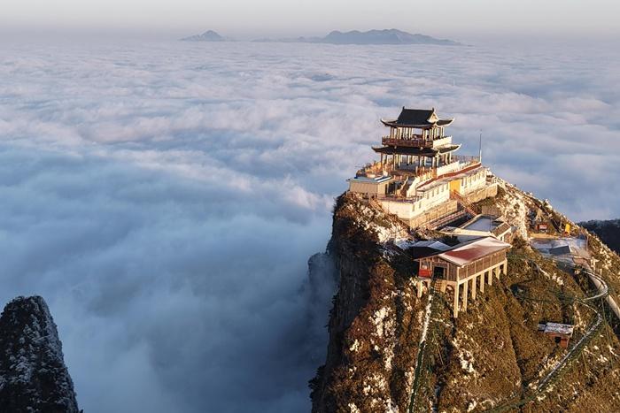 四川萬源八臺(tái)山云海、日出、佛光、雪景同框