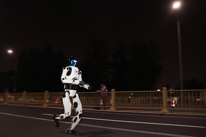 人形機(jī)器人深夜測(cè)試 備戰(zhàn)北京亦莊半馬