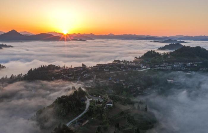 貴州三都：云海漫卷 山間古寨如畫