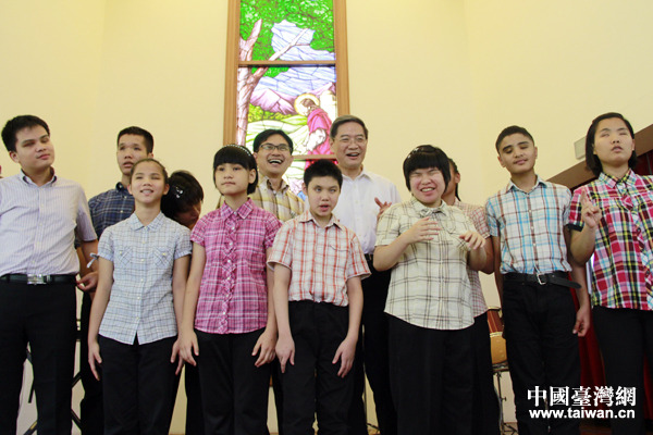 張志軍在臺(tái)中惠明盲校與師生互動(dòng)