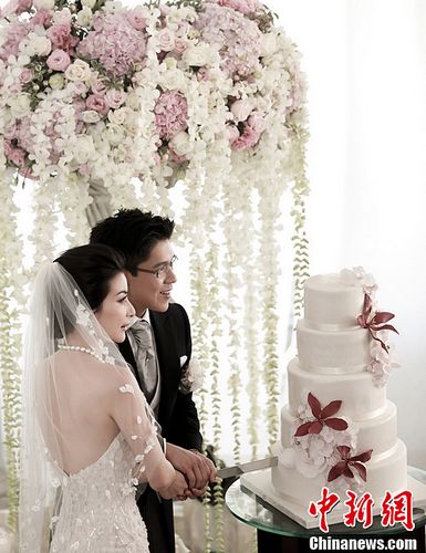 郭晶晶結(jié)婚注冊(cè)略顯緊張儀式在五分鐘內(nèi)完成(圖)