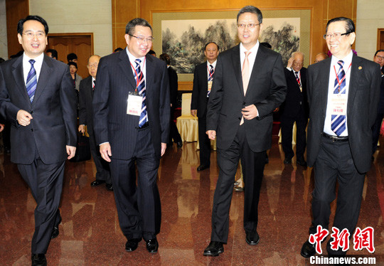 何亞非設(shè)“家宴”款待香港潮屬社團(tuán)總會(huì)訪問(wèn)團(tuán)